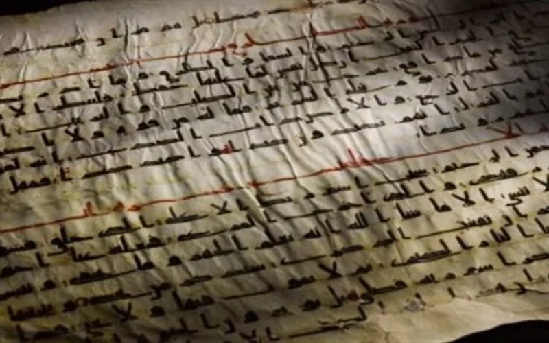 صور نادرة.. واس تنشر لقطات لمصحف كوفي قديم مكتوب على الرق ورقي عصور مضت